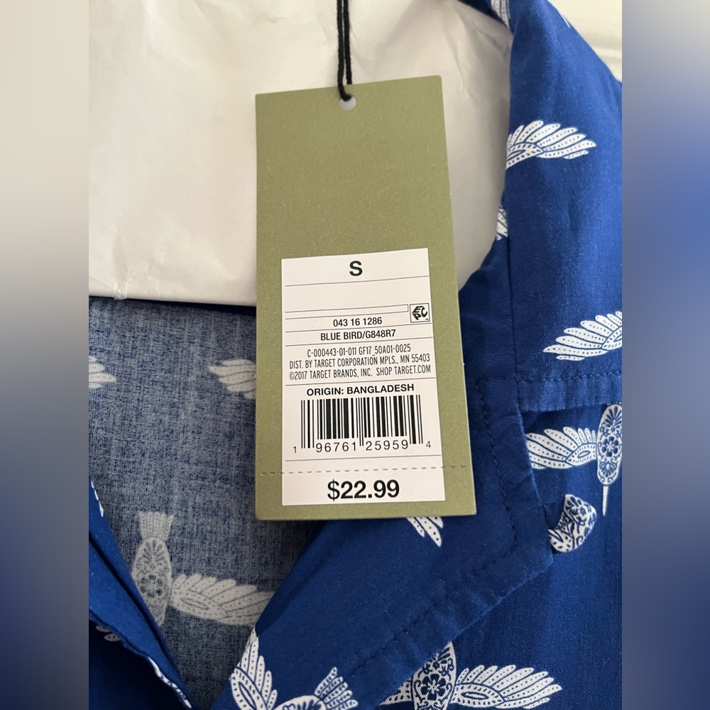 Mens short sleeve shirt. size Small. Color Blue & White.